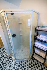 Ένα μπάνιο στο Bonne Bay Biscuit Box +36 φωτογραφίες