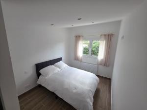 En eller flere senge i et værelse på Cozy house, close to Bordeaux