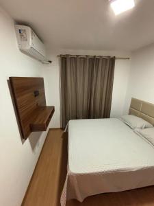 Un dormitorio pequeño con una cama y una ventana. en Apt Vista Mar Completo próx Praias da litoranea, en São Luís