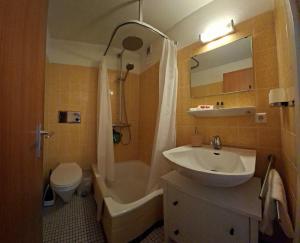 Gasthaus zum Kreuz في غرافنهاوسن: حمام مع حوض وحوض استحمام ومرحاض