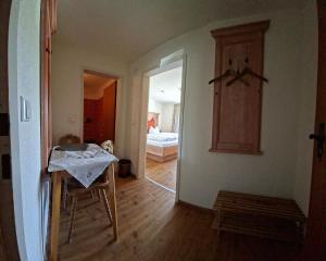 Gasthaus zum Kreuz في غرافنهاوسن: غرفة مع طاولة وغرفة مع سرير