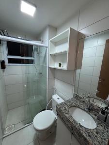 Un baño con inodoro, ducha y lavabo. en Apt Vista Mar Completo próx Praias da litoranea, en São Luís