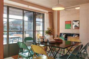 een eetkamer met een tafel en stoelen bij Luna in Camber