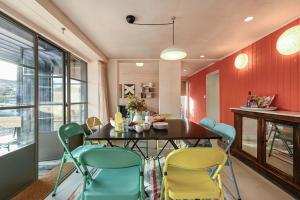 een eetkamer met een tafel en stoelen bij Luna in Camber +21 foto's