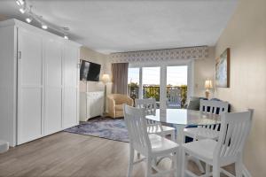 Et tv og/eller underholdning på Summer Sands - 201 by Sea Scape Properties + 9 billeder