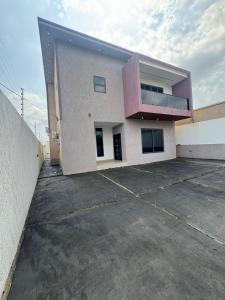 un edificio con un parcheggio antistante di Eliana Castle a Trofwi