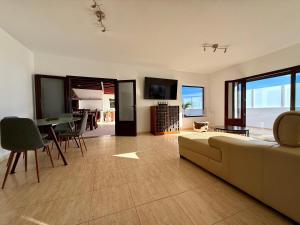 un soggiorno con un divano e un tavolo di CuevaBlanca a Güime