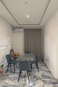 una sala da pranzo con tavolo e sedie in vetro di Eliana Castle a Trofwi