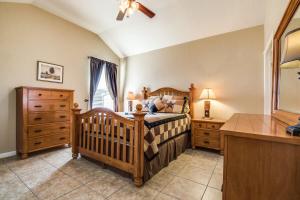 een slaapkamer met een wieg en een dressoir bij River View on the Guadalupe - Riverfront with Large Deck & Cliff Side Views in New Braunfels