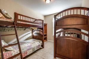 Postel nebo postele na pokoji v ubytování River View on the Guadalupe - Riverfront with Large Deck & Cliff Side Views