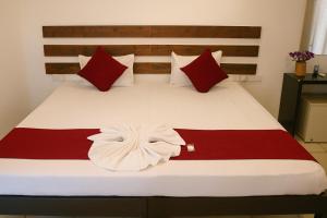 Giường trong phòng chung tại Ayurna Ayurveda Resort And Spa