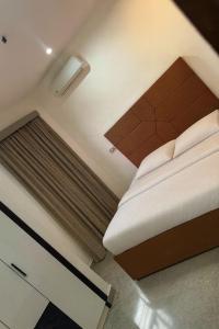 una piccola camera con letto e soffitto di Eliana Castle a Trofwi