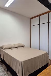 ウベルランジアにあるStudio Privativo 4 min Hospital St Marta, Praia Clube e Centroの白い壁のベッドルーム1室