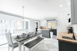 Køkken eller tekøkken på Private Pool and Close to Marconi Beach