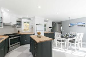 Køkken eller tekøkken på Private Pool and Close to Marconi Beach