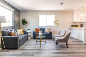 Hollywood Burbank AirportにあるModern 4BR Stay Premium Beds & Full Kitchenのソファとテーブルのあるリビングルーム