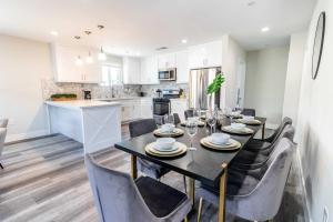Hollywood Burbank AirportにあるModern 4BR Stay Premium Beds & Full Kitchenのテーブルと椅子のあるダイニングルームとキッチン