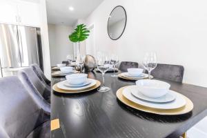 Hollywood Burbank AirportにあるModern 4BR Stay Premium Beds & Full Kitchenのダイニングルーム(椅子、鏡付)