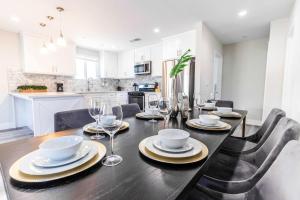 Hollywood Burbank AirportにあるModern 4BR Stay Premium Beds & Full Kitchenのダイニングルーム(テーブル、皿、ワイングラス付) +48枚の写真