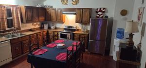 una cucina con tavolo e frigorifero di Happy Valley Mountain Get Away! a Tallassee