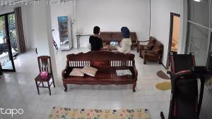 บ้านสุขใจ Baan Sukjai في سوراثاني: شخصان يجلسان في غرفة المعيشة مع بيانو +10 صور