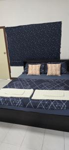 บ้านสุขใจ Baan Sukjai في سوراثاني: سرير مع لحاف ازرق ووسادتين