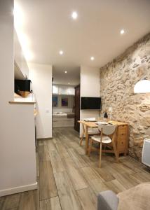 TV a/nebo společenská místnost v ubytování Studio de charme - Vieille Ville - Proche plage