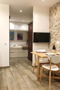 TV a/nebo společenská místnost v ubytování Studio de charme - Vieille Ville - Proche plage