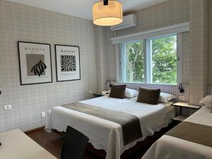 ein Schlafzimmer mit zwei Betten und einem Fenster in der Unterkunft Hotel Alvear in Montevideo + 57 Fotos