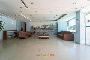 ein großes Wohnzimmer mit Sofas und einem Sofa in der Unterkunft Apto no Centro de Macae a 550m da Praia do Farol in Imbetiba