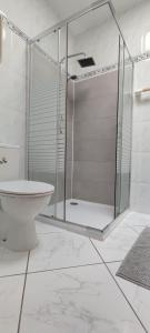 科斯塔卡玛Bungalow mit Meerblick的带玻璃淋浴和卫生间的浴室 更多10张照片