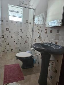 Pousada Santo Agostinho في إكستريما: حمام مع حوض ومرحاض