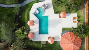 an overhead view of a pool and an umbrella at Tekoha Eco Hotel in Bonito
