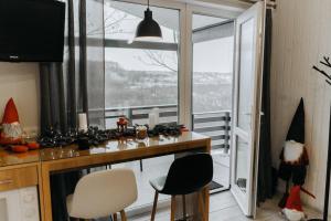 Cottages Family Estate في كامياننيتس - بوديلسكيي: غرفة بها مكتب وكراسي ونافذة