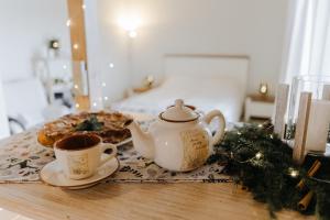 Cottages Family Estate في كامياننيتس - بوديلسكيي: طاولة مع إبريق شاي وفنجان قهوة +62 صورة
