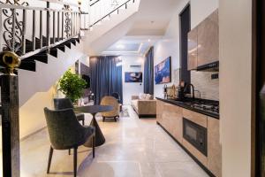 Η κουζίνα ή μικρή κουζίνα στο One90 Apartment