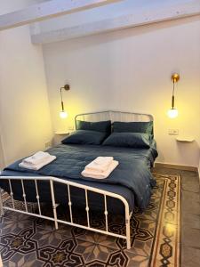 ein Schlafzimmer mit einem großen Bett mit blauer Bettwäsche in der Unterkunft Palazzo Sisina in Rutigliano + 25 Fotos