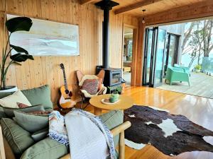 Et opholdsområde på Beachfront Tree Top House