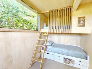 En eller flere senge i et værelse på Beachfront Tree Top House