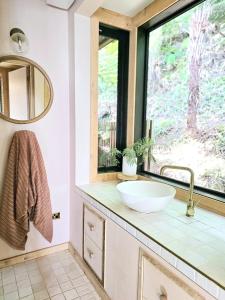 Et badeværelse på Beachfront Tree Top House