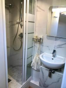 a bathroom with a sink and a shower at Loft Moderne - À Deux Pas de Monte-Carlo in Roquebrune-Cap-Martin +11 photos