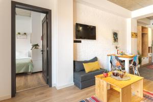 una sala de estar con un sofá y una mesa en New Gudauri apartments by ProGudauri, en Gudauri