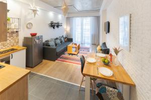 cocina y sala de estar con mesa en una habitación en New Gudauri apartments by ProGudauri, en Gudauri