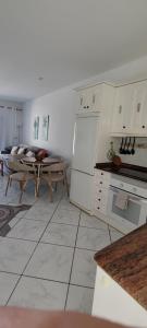 科斯塔卡玛Bungalow mit Meerblick的厨房配有白色家电和桌子