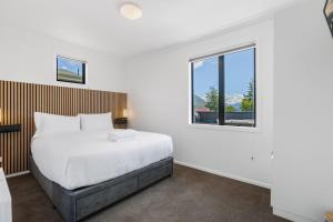 Rúm í herbergi á Central Wanaka Escape - Views of Lake and Mountains