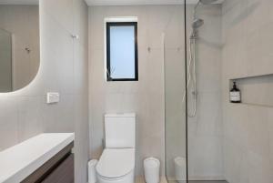 Koupelna v ubytování Central Wanaka Escape - Views of Lake and Mountains + 11 fotografií