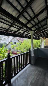 Villa Home Waves Kabalana في آهانغاما: شرفة منزل مع سقف