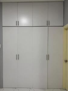 a group of white cabinets in a room at Alojamiento en Ayangue in Santa Elena