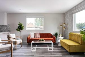 Un lugar para sentarse en Upscale 4BR Haven Sleeps 8 with Free Parking