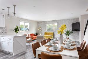 Un lugar para sentarse en Upscale 4BR Haven Sleeps 8 with Free Parking